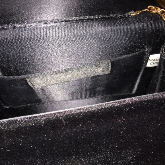 Velvet pearl evening bag with vintage chain design - Picture 4 of 8